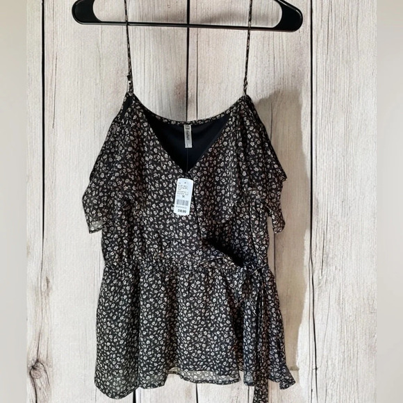 other Tops - NWT Q cold shoulder floral top (F11)